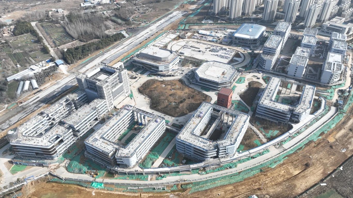 為確保合肥一中淝河校區項目2024年竣工交付節點如期完成，迅速掀起春節后復工即大干勞動熱潮，形成一股緊張快干、提速爭先的濃厚氛圍，2月16日，合肥一中淝河校區項目召開節后復工動員大會。會上，各部門負責人報告了2023年度收尾工作情況及今年的工作任務，以月、周為時間軸線，明確各目標節點，并以圖表的形式對各勞務班組負責人進行全面交底，落實工作目標責任制，做到責任到人，切實做到工作目標化，目標階段化，階段具體化，具體責任化。 (2)_副本.jpg